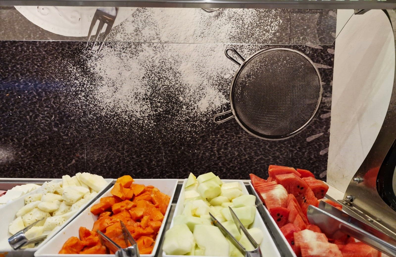 Um buffet com uma variedade de frutas e vegetais