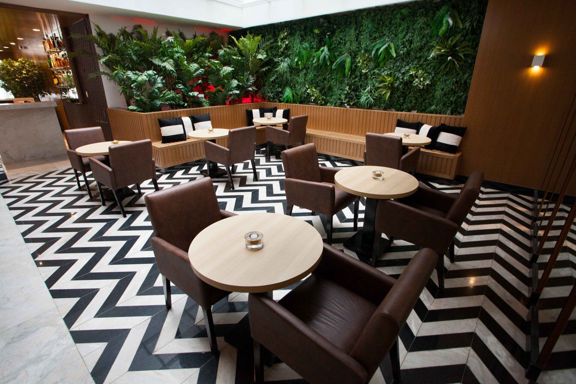 Um restaurante com mesas e cadeiras e um piso em zigue-zague