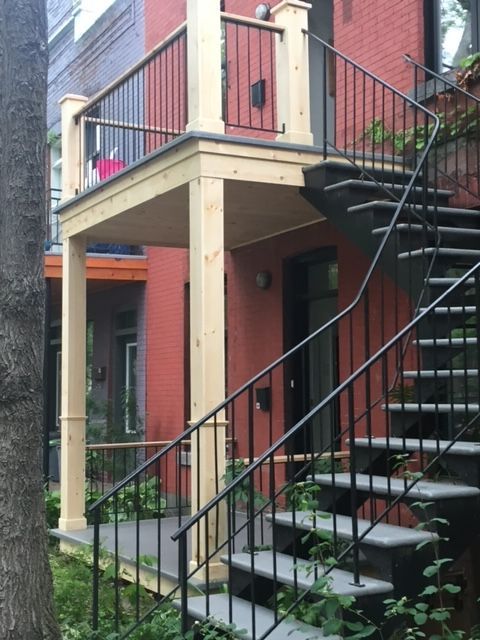 Un escalier menant à un bâtiment en briques