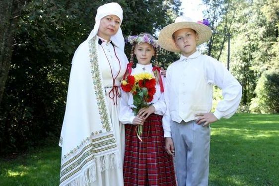 Ģimene tautastērpos