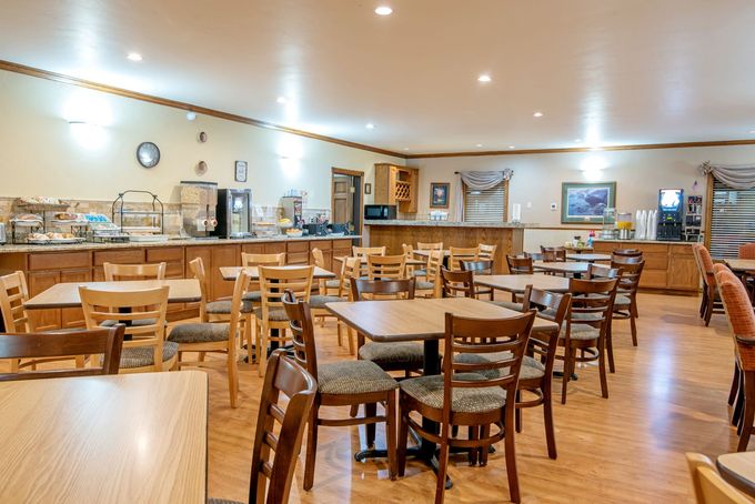 Dining Room - Friendly Hotel in Glenwood Springs, CO Dining Room - Friendly Hotel in Glenwood Springs, CO