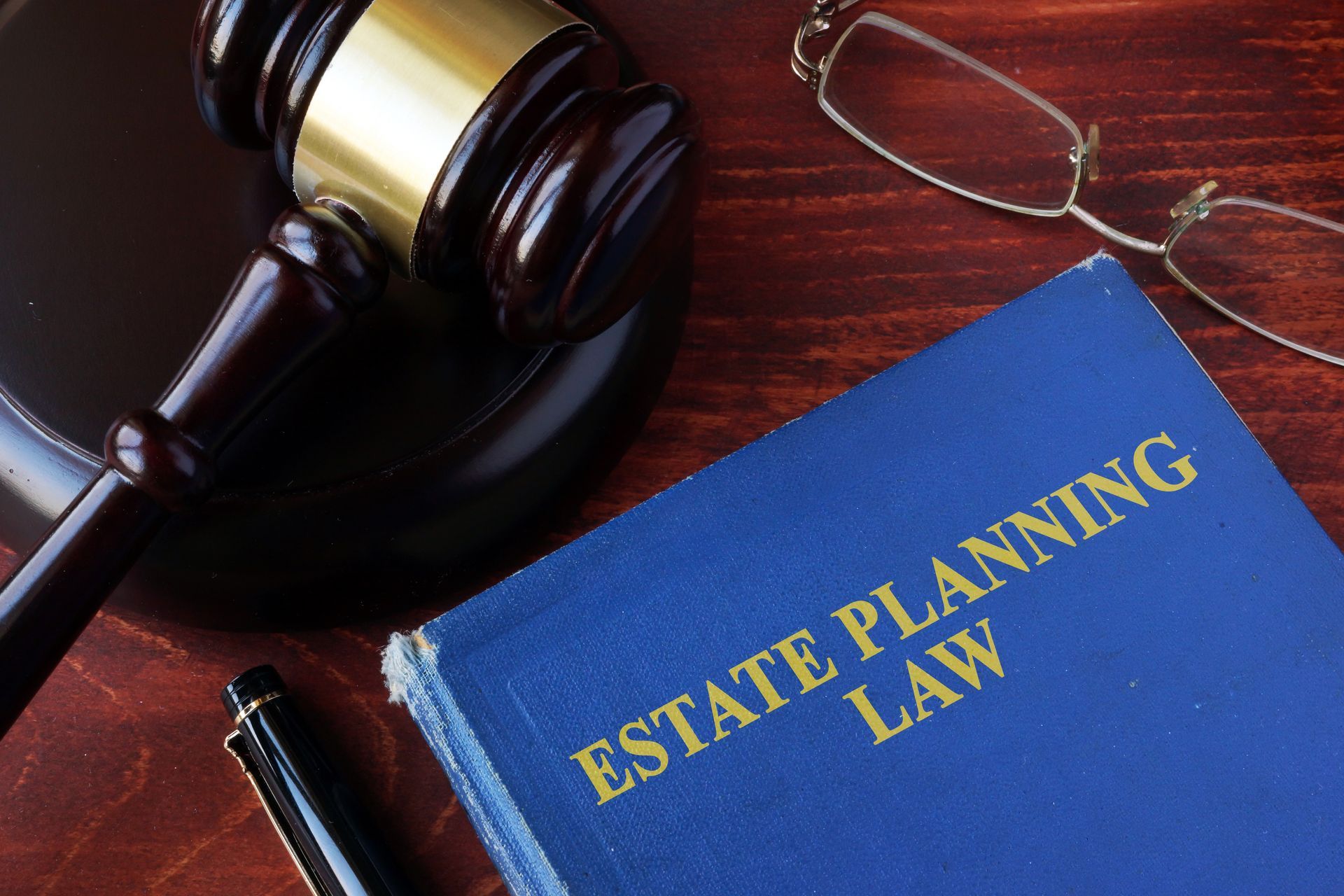 Estate planning law book placed next to a courtroom gavel.
