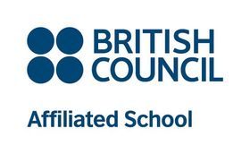 Logotipo de escuela afiliada al British Council en azul y blanco.