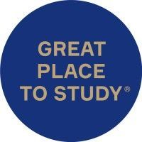 Logotipo circular azul de “Great Place to Study” con texto beige