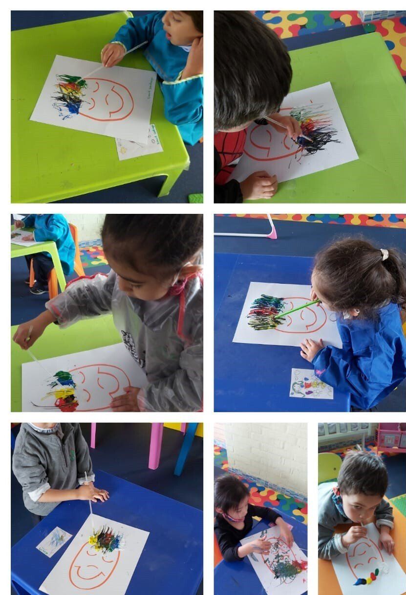 Collage de niños coloreando dibujos en papel blanco sobre mesas coloridas en un aula.