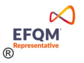 Logotipo de representante de EFQM con texto negro y naranja y un símbolo de cinta rojo-anaranjada