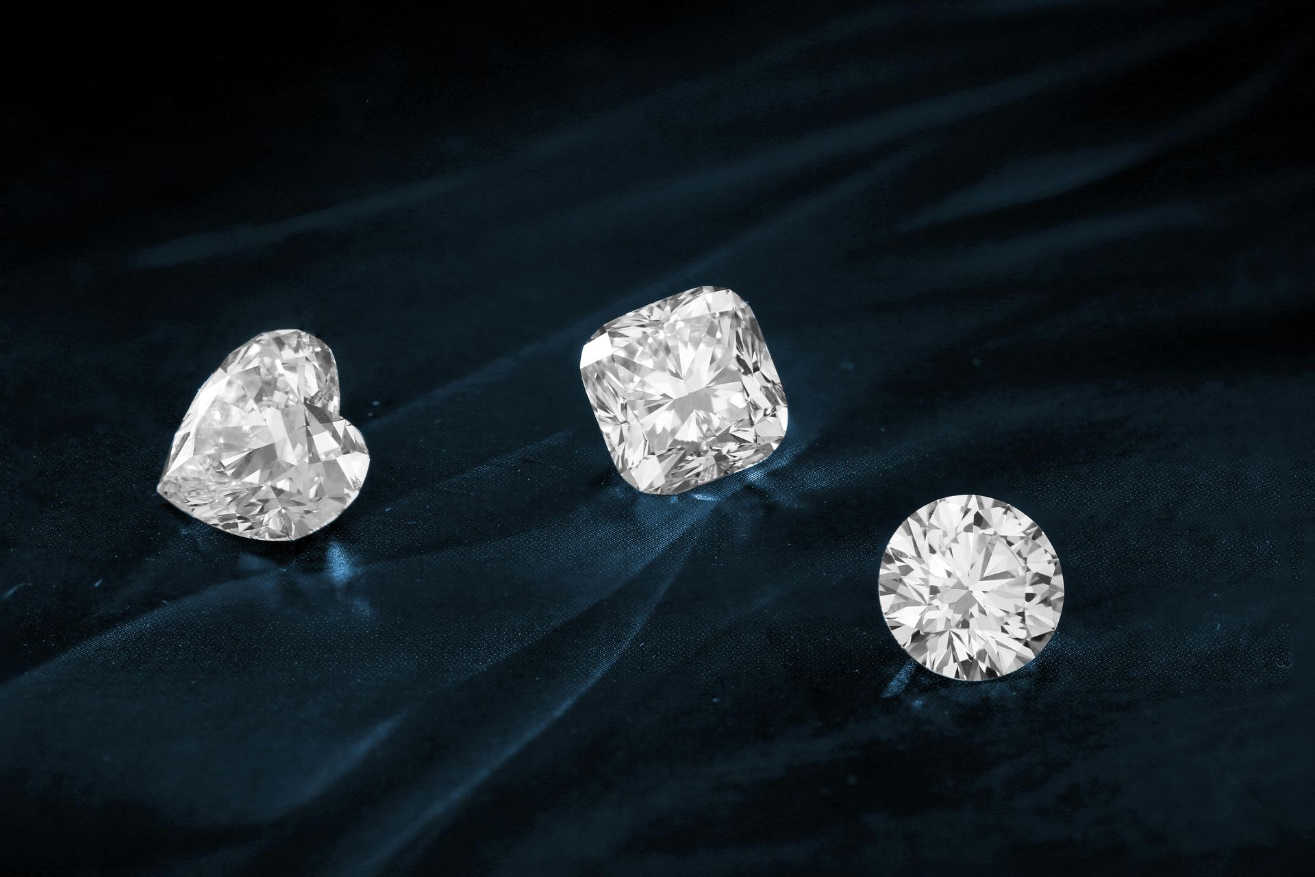 Loose Diamonds.
Heart shape
Cushion cut
Brilliant cut