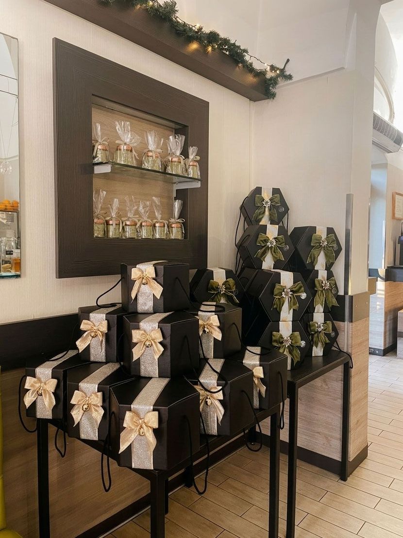 Sacchetti regalo neri con fiocchi bianchi sui tavoli in un negozio o in uno spazio eventi al coperto e decorato.