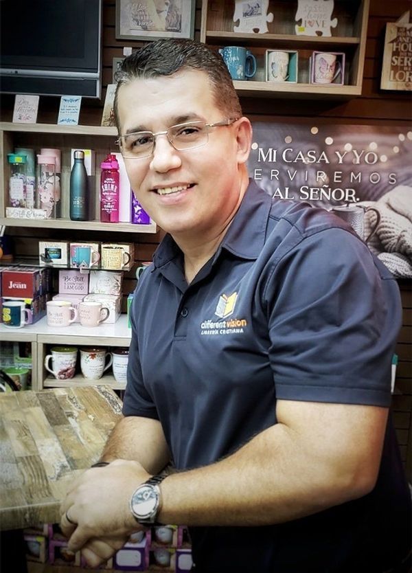 un hombre con una camisa negra con la palabra diferente vision en el pecho