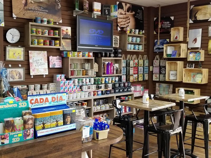 una tienda con una pantalla de dvd en la pared