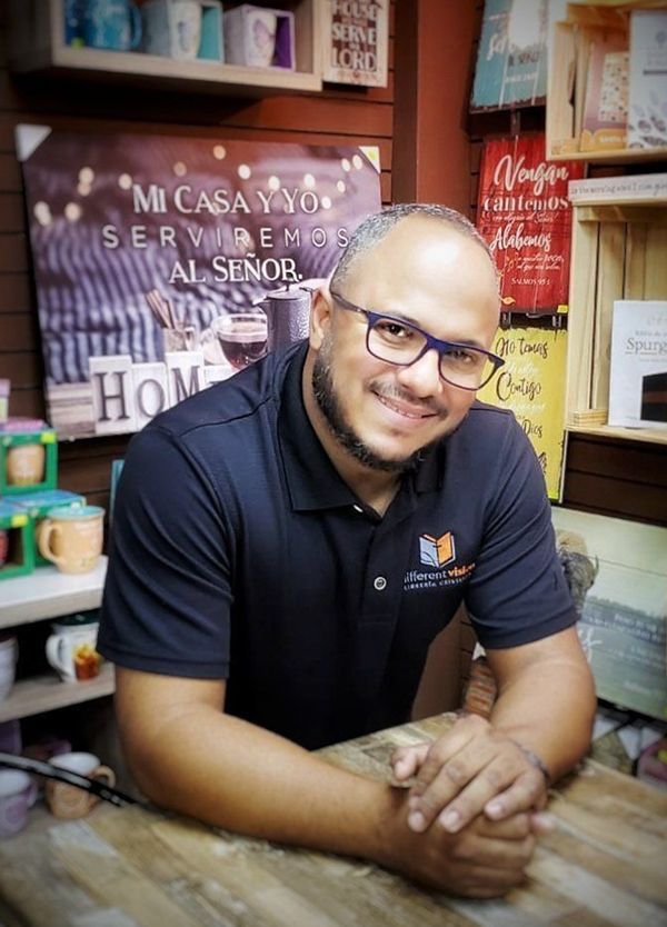 un hombre con una camisa negra con la palabra diferente vision en el pecho