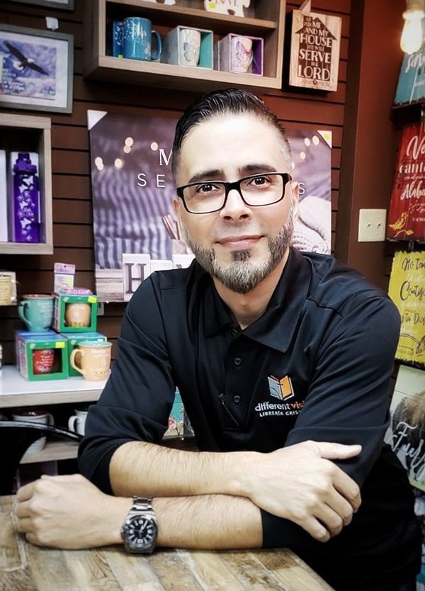 un hombre con una camisa negra con la palabra diferente vision en el pecho