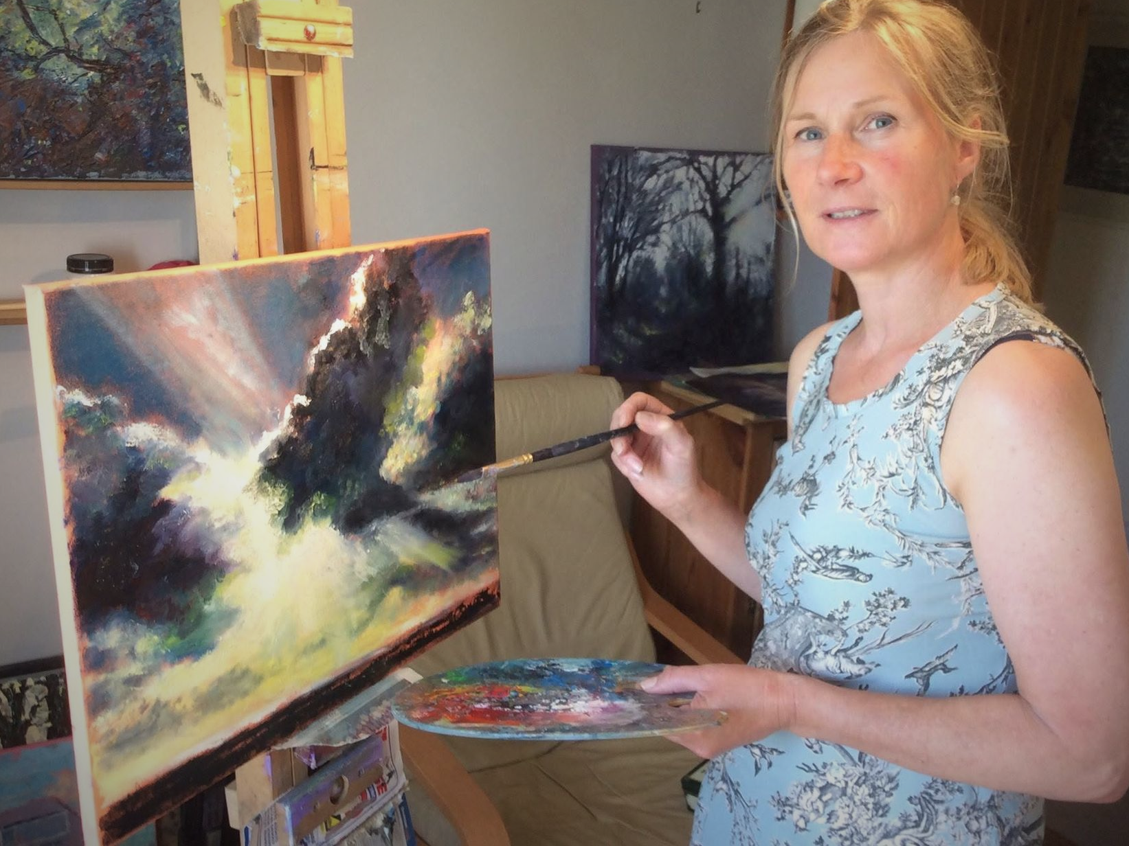 Jean Perrett from Lawrence Art Society in Devizes demonstrates oil painting
