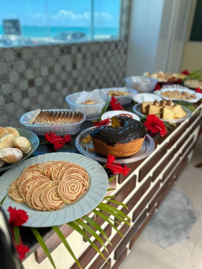 Há muitos tipos diferentes de comida na mesa.