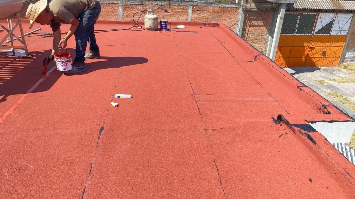 Aplicación profesional de impermeabilizante Fester en techo residencial en Zacapu
