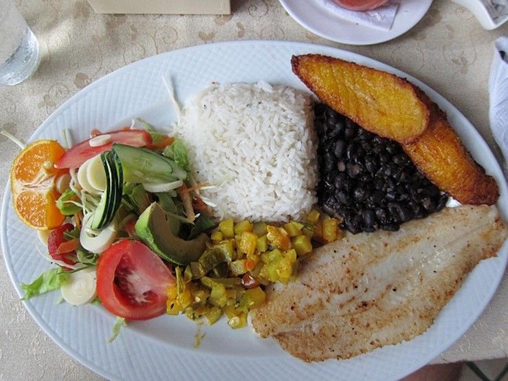 gallo pinto (rice and beans with coconut,
