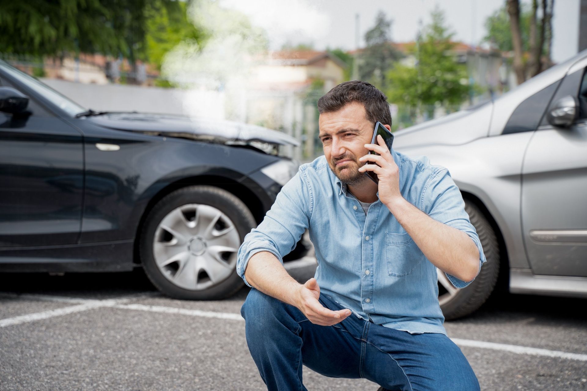 man reporting car crash damage