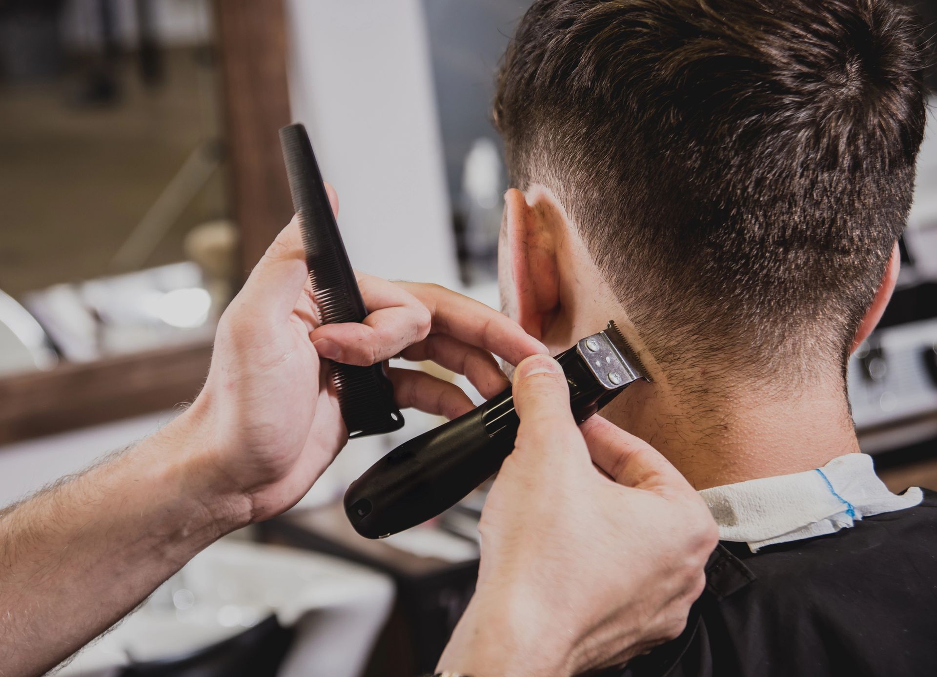 Perfil de una persona con cabello corto rubio platino