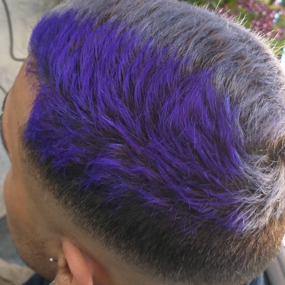 Primer plano del cabello corto de una persona, con una sección de color 