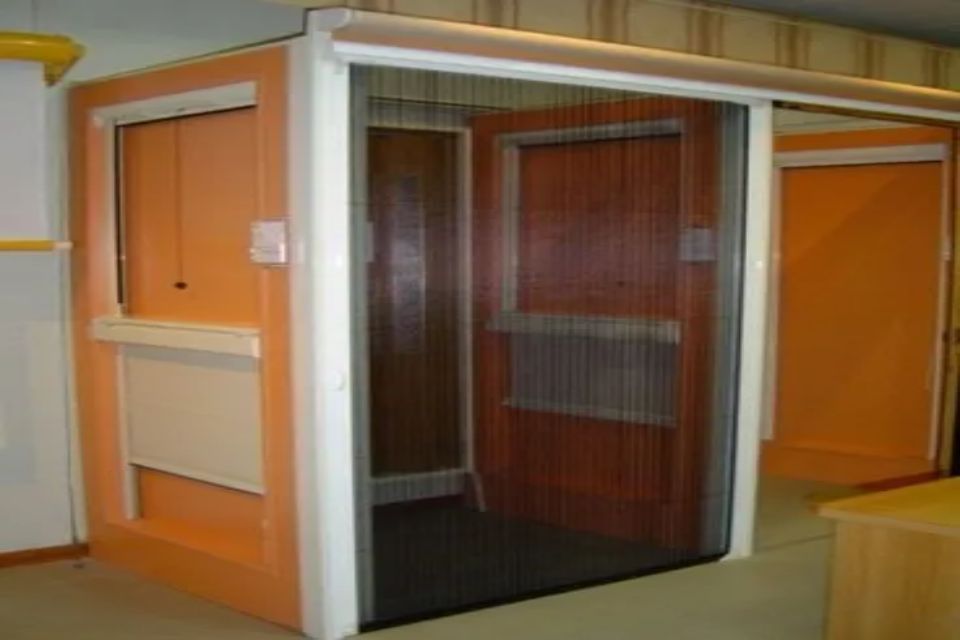 Stanza interna arancione con porta scorrevole e porta in legno all'interno.