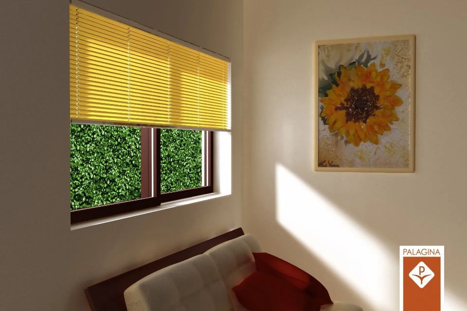 Le tende gialle coprono parzialmente una finestra con vista sul verde fogliame. Un dipinto di girasoli è appeso alla parete.