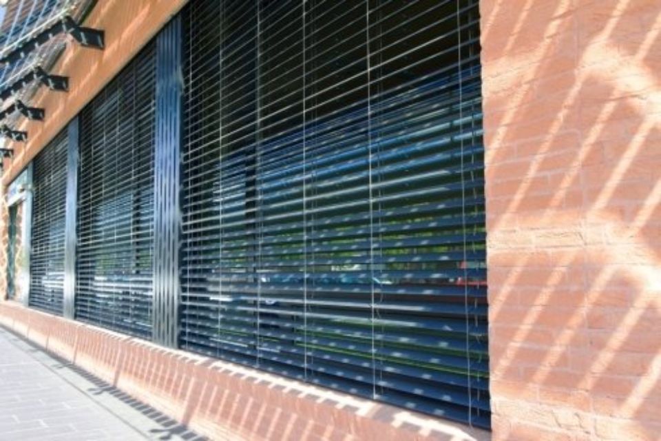 Finestroni con veneziane