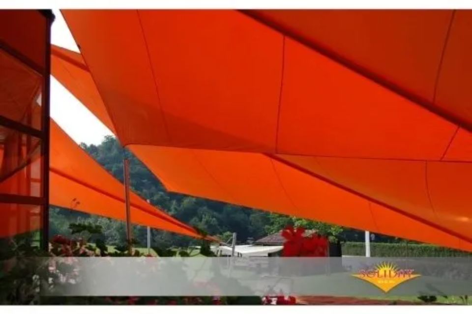 Tenda a vela rossa