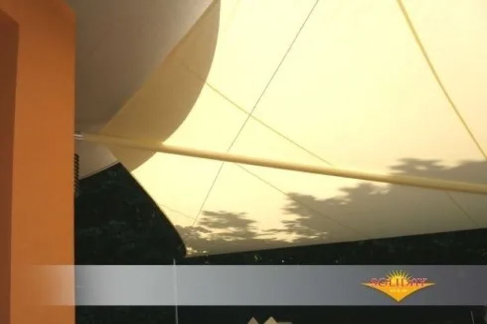 Tenda a vela bianca