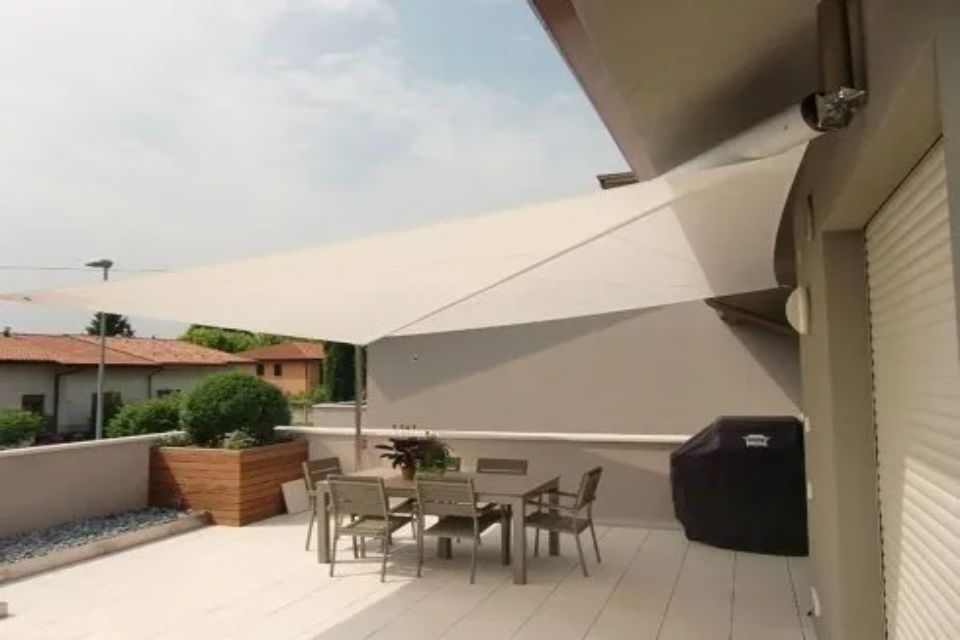 Tenda a vela e terrazzo
