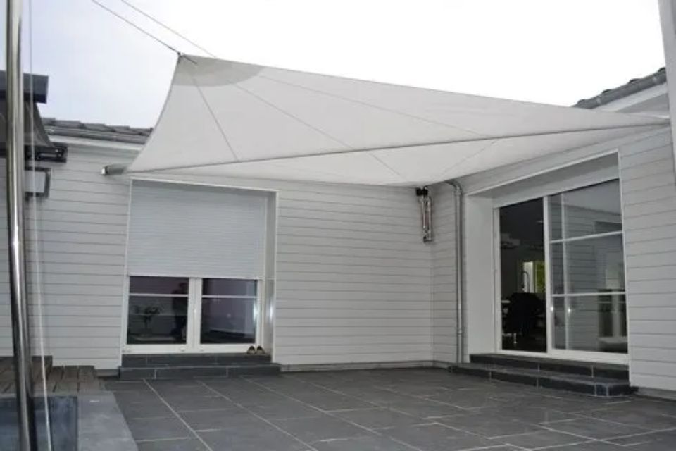 Tenda a vela e villetta a un piano 2