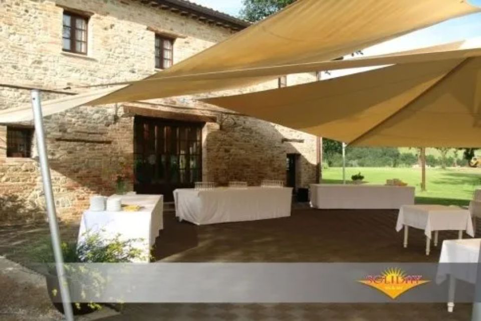 Tenda a vela e cascina