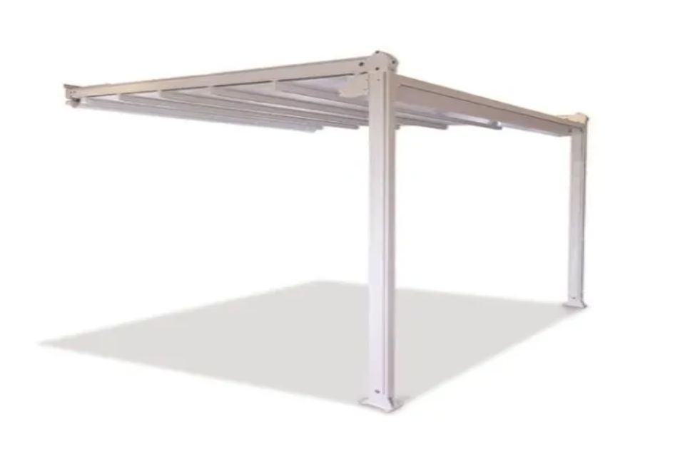Pergola in alluminio bianco, struttura rettangolare con tetto a doghe, che proietta un'ombra su una superficie bianca.