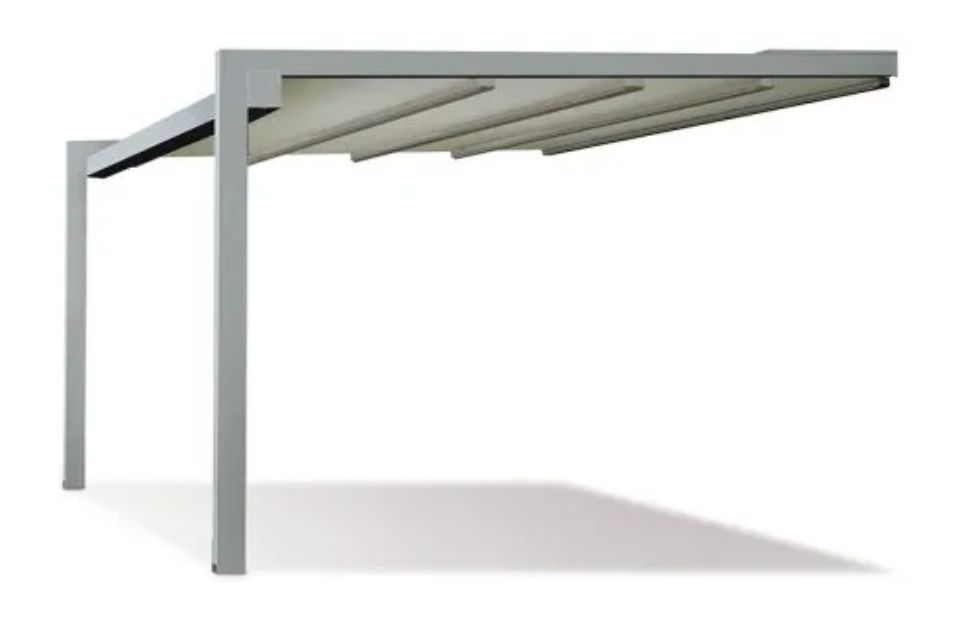 Pergola rettangolare grigia con tenda retrattile che proietta ombra.