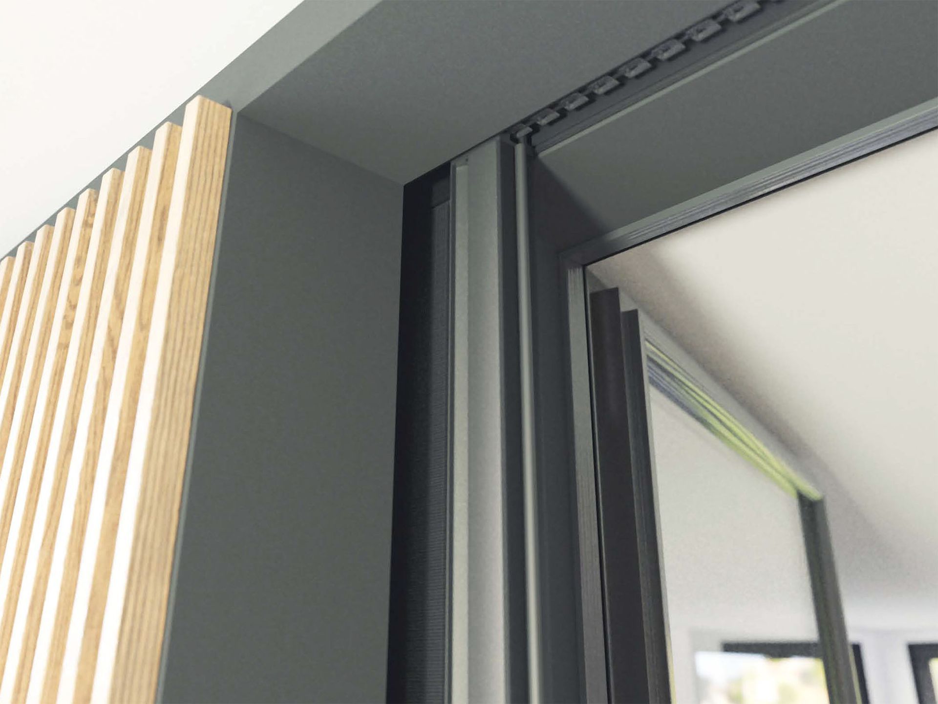 Primo piano del telaio di una moderna porta scorrevole con una parete rivestita in legno sulla sinistra.