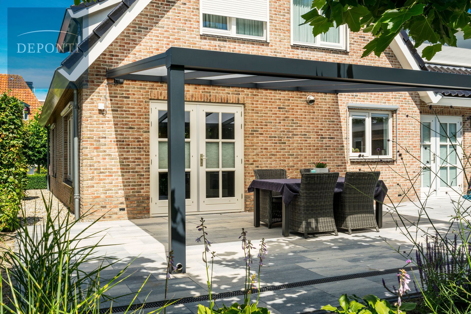 Deponti aluminium veranda  and a table and chairs under the canopy