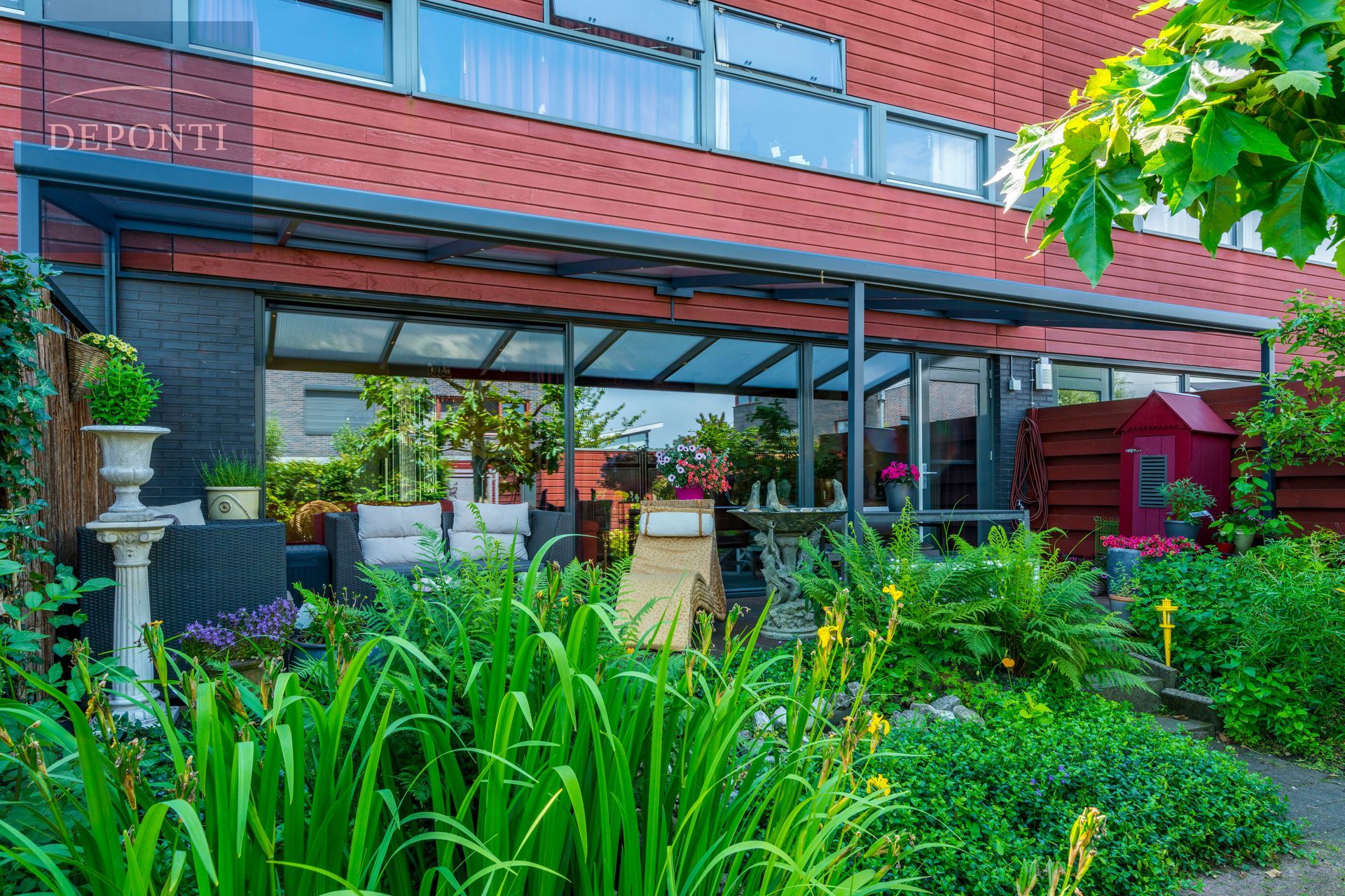 Deponti aluminium veranda  and a table and chairs under the canopy