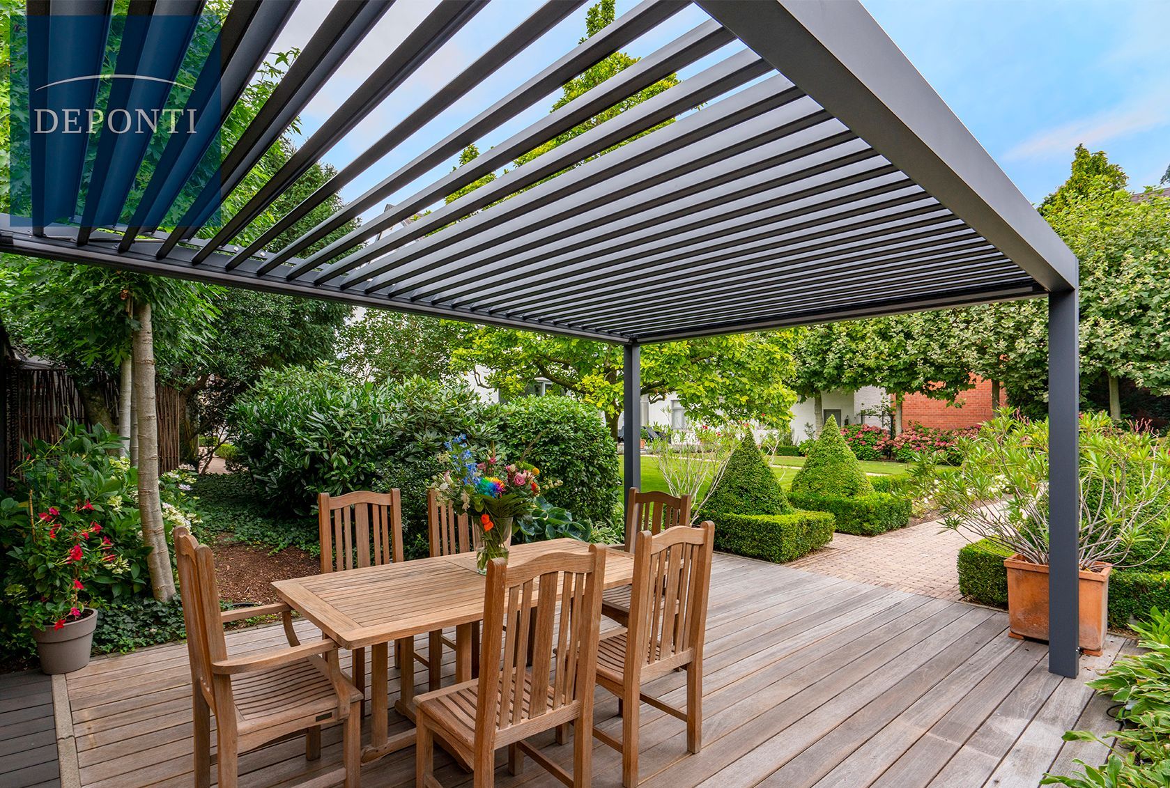 Garden Deponti aluminium veranda with a table and chairs under the canopy