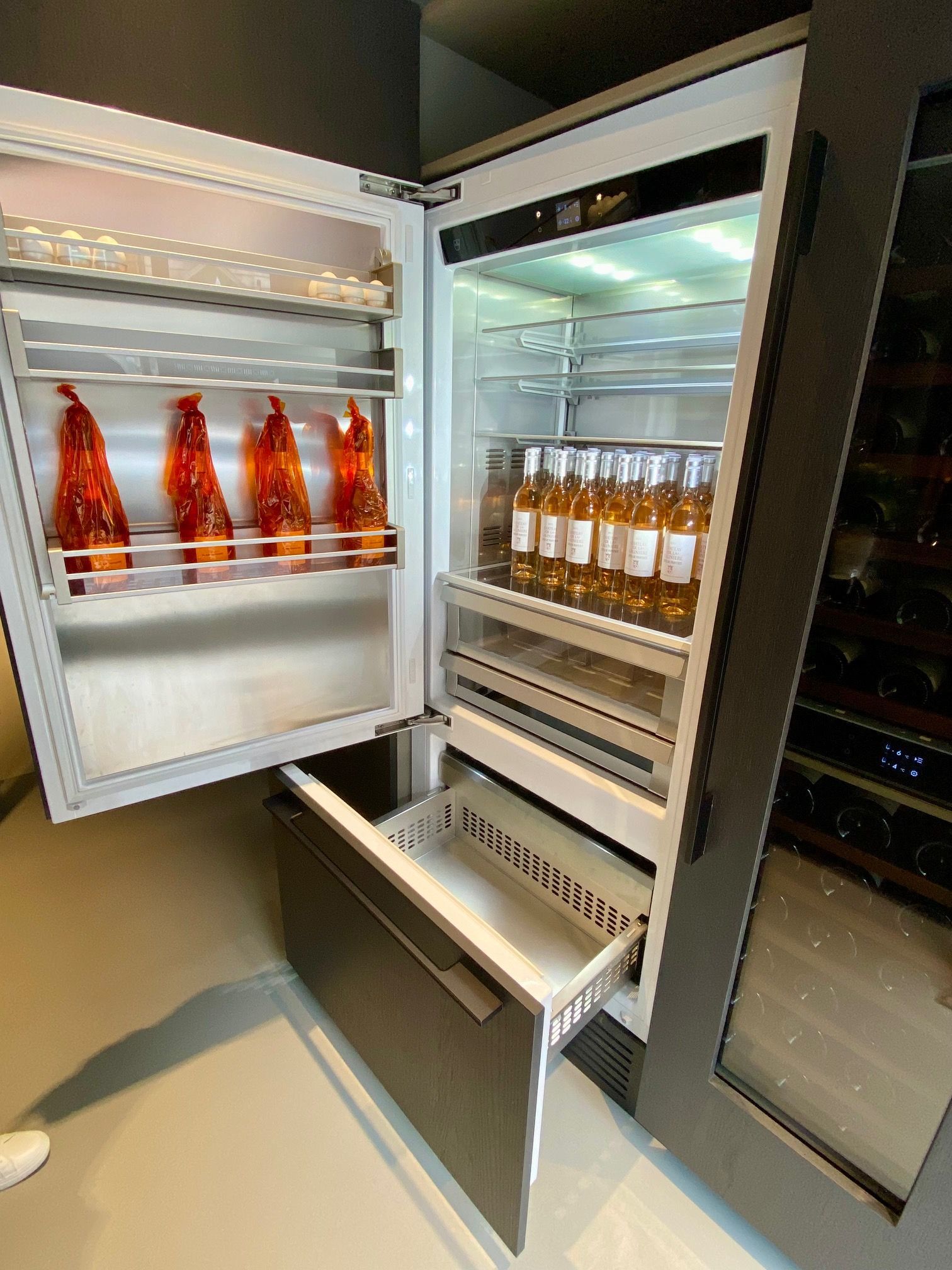 V-ZUG STUDIO LONDON COOLER OPEN DOOR
