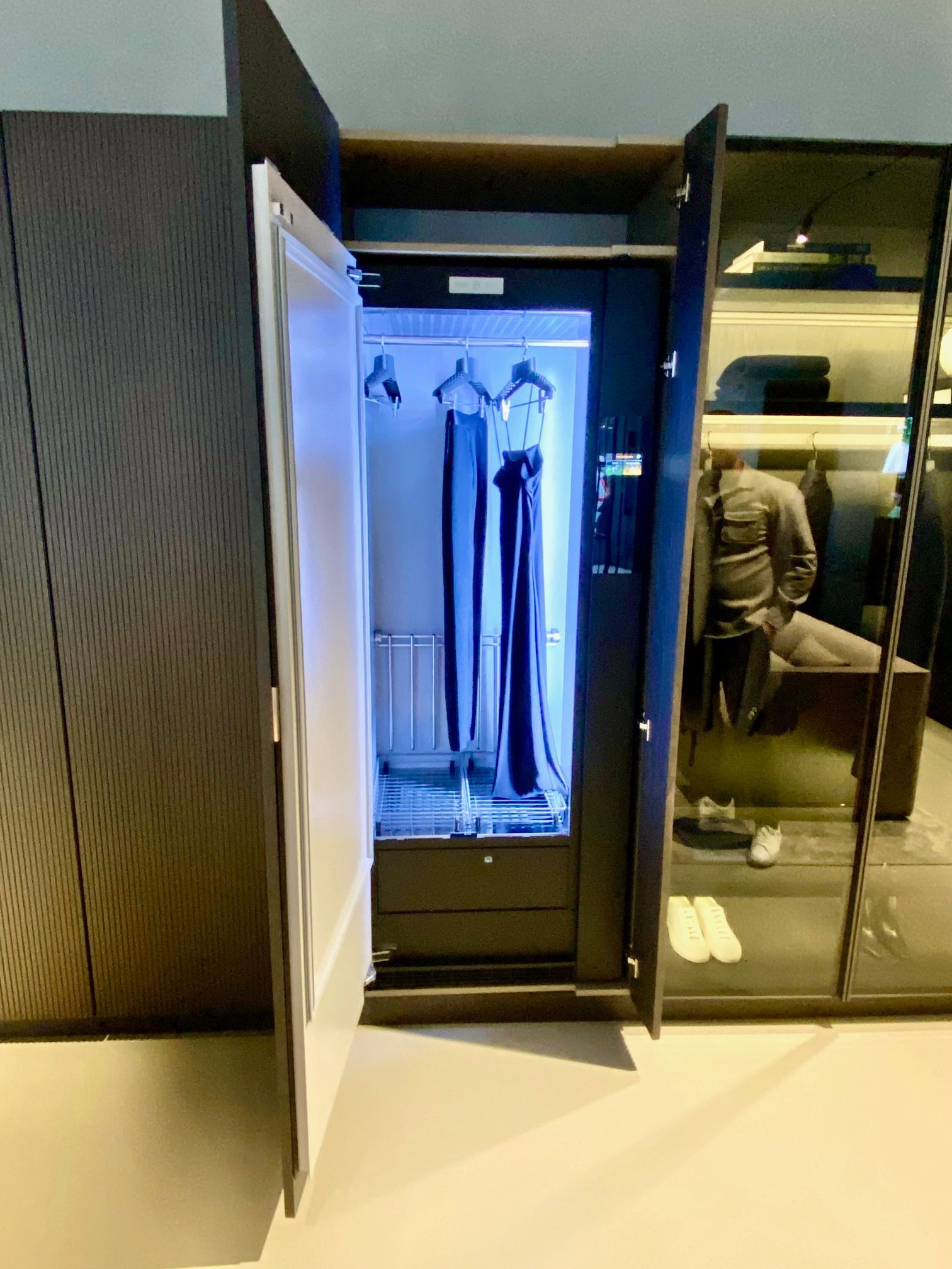 V-ZUG STUDIO LONDON REFRESH BUTLER WITH DOOR OPEN