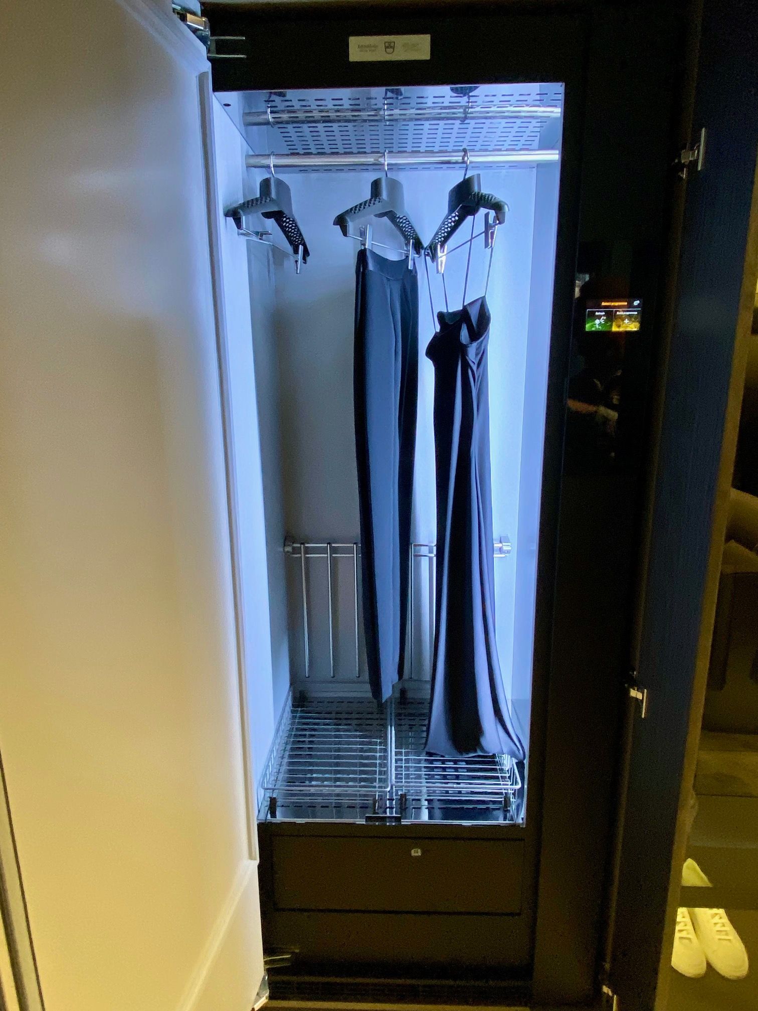 V-ZUG STUDIO LONDON REFRESH BUTLER WITH INTERNAL VIEW OF GARMENTS HANGING