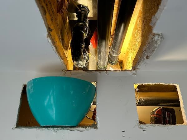 Apartment flooding because of pipe leaking.