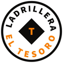 Logotipo de Ladrillera El Tesoro con un círculo negro, texto naranja y un diamante negro con una T en el centro.