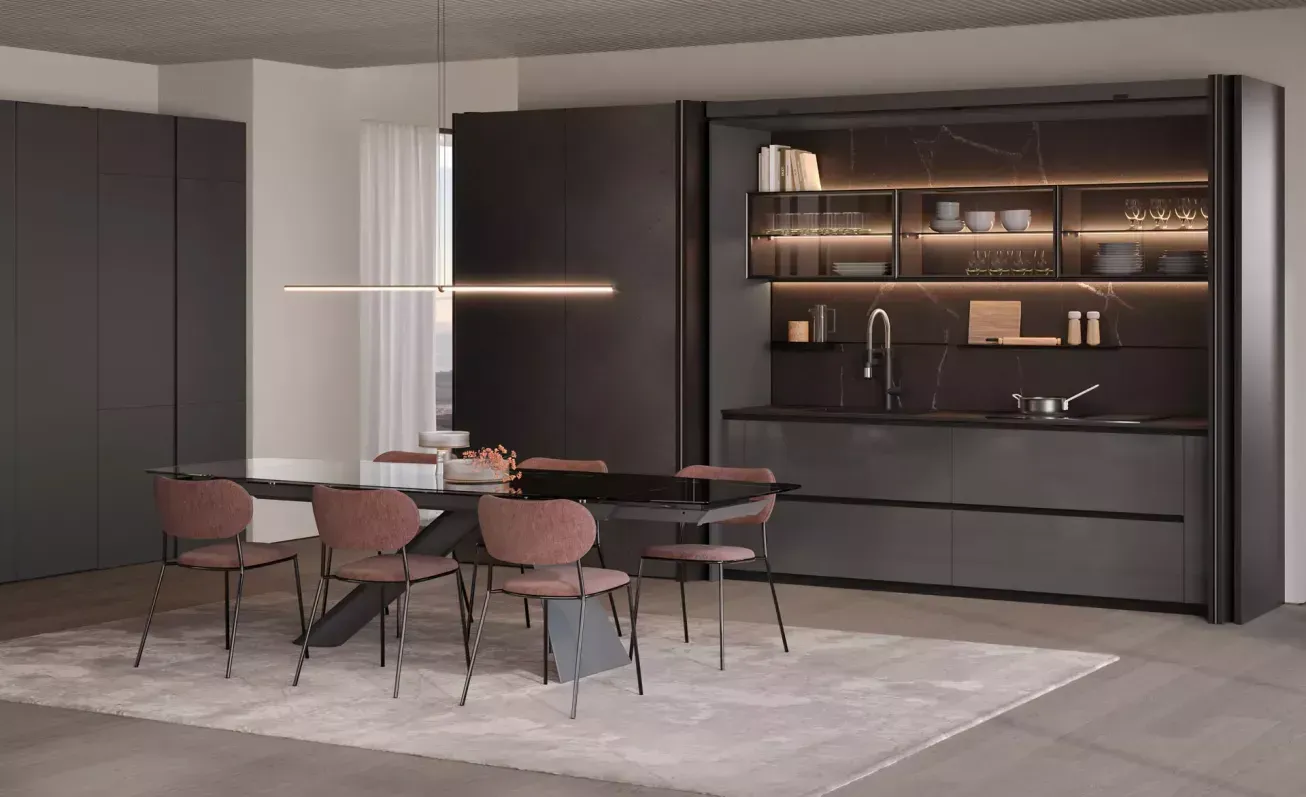 Una sala da pranzo con tavolo e sedie e una cucina.