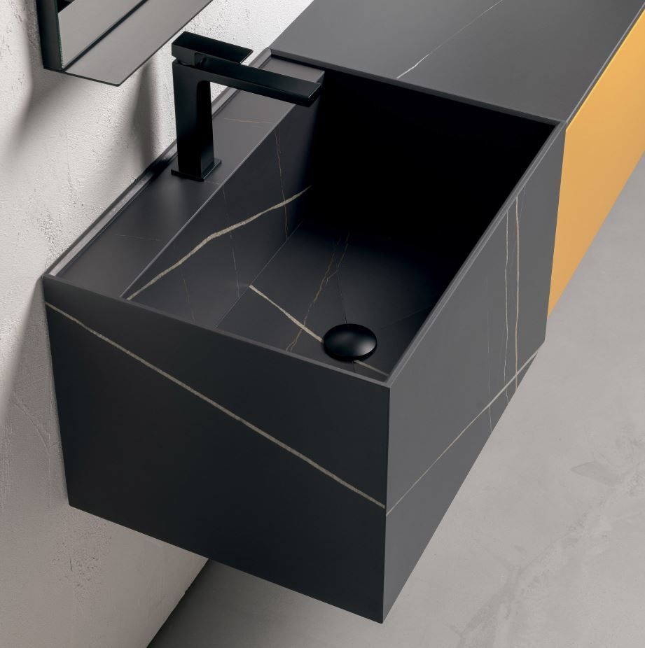 Un lavandino del bagno nero con un rubinetto nero