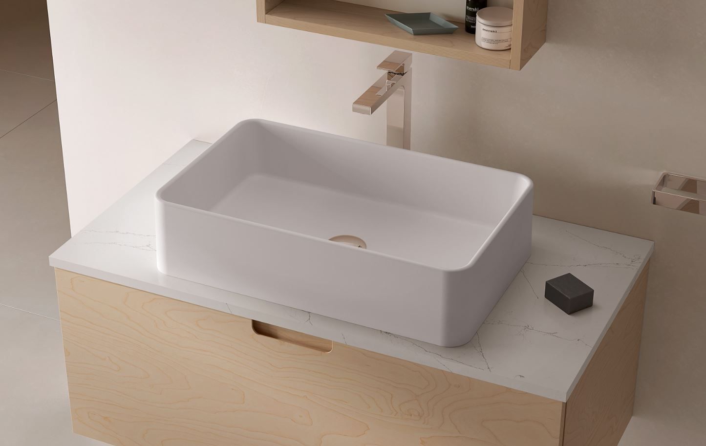 Un lavandino del bagno è appoggiato su un mobiletto di legno.