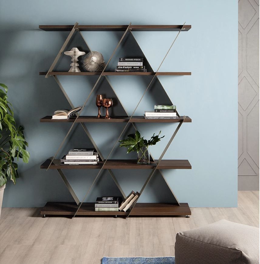 Una libreria con una parete blu dietro