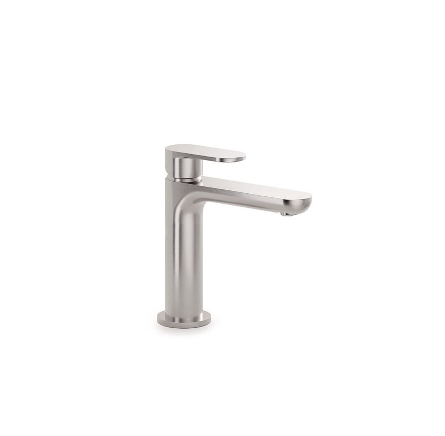 Un rubinetto per lavandino del bagno in acciaio inossidabile su uno sfondo bianco.