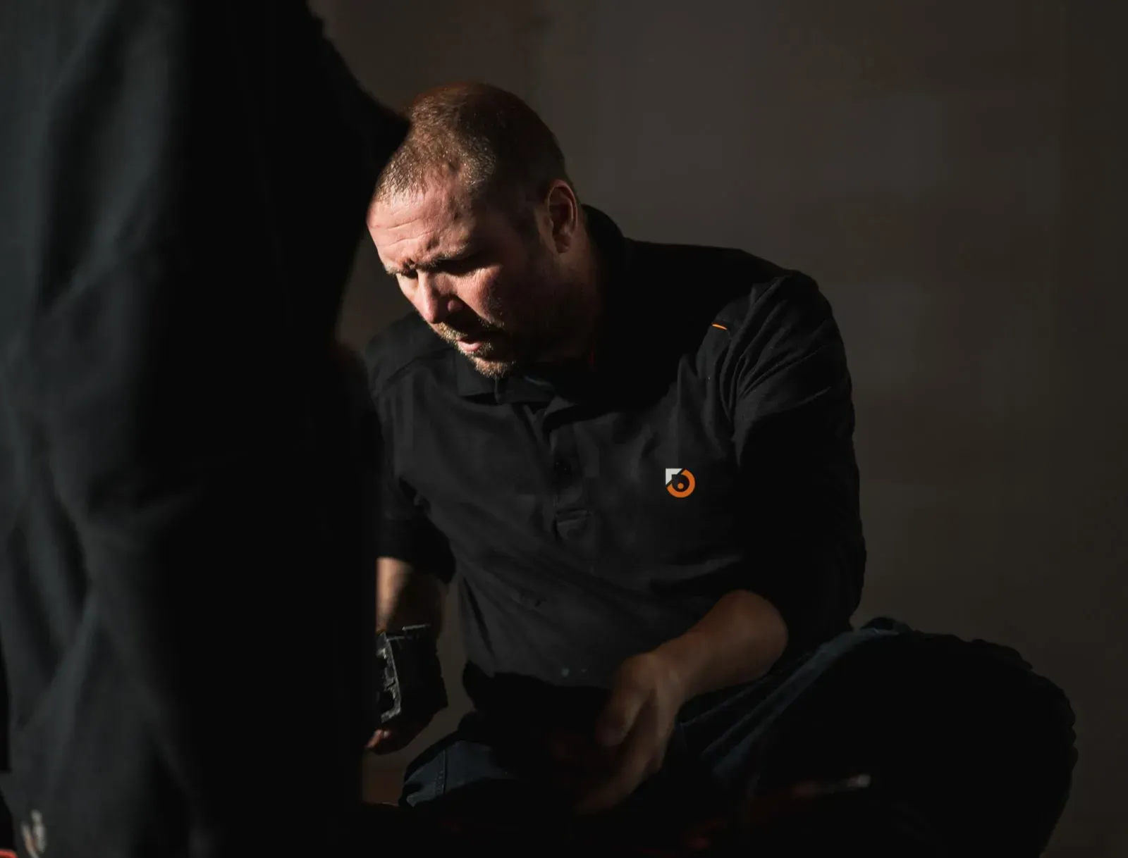 Un homme en chemise noire a un logo Firefox sur sa poitrine