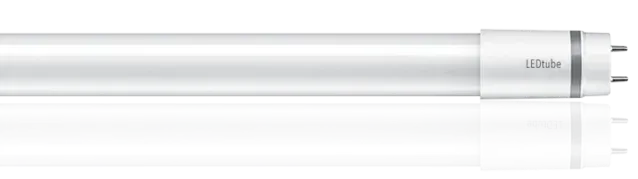 Une ampoule blanche est posée sur une surface blanche.