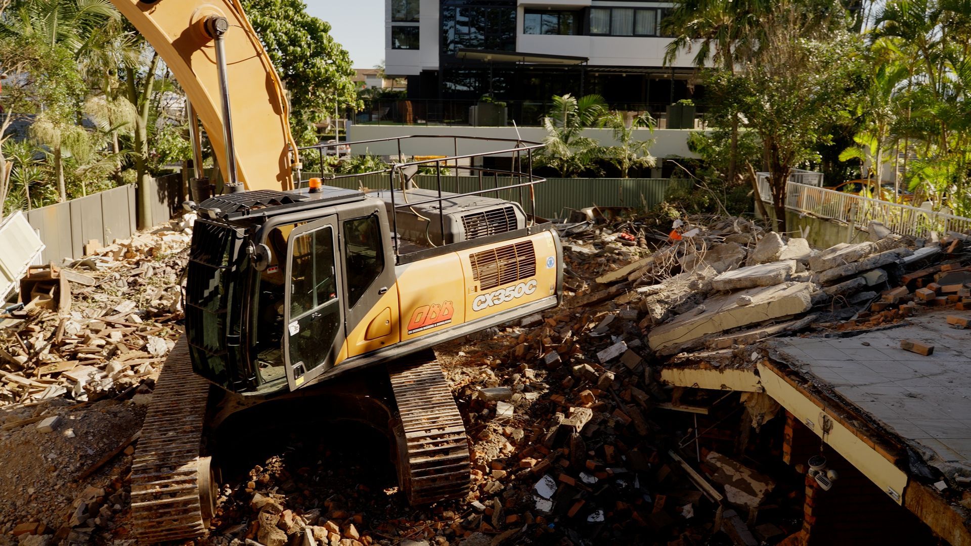 A Large digger in amongst demolition on the gold coast